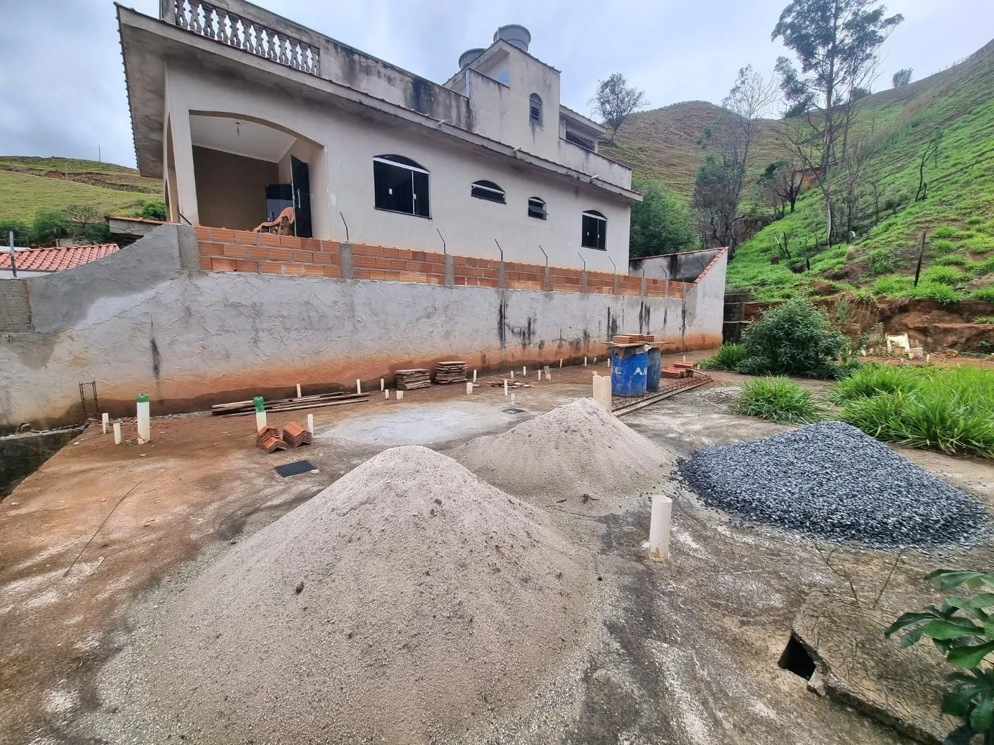 Imagem Terreno de 250m² à venda em Aparecida com projeto aprovado para 16 lofts modernos, ideal para uso residencial ou comercial, com vista incrível para a