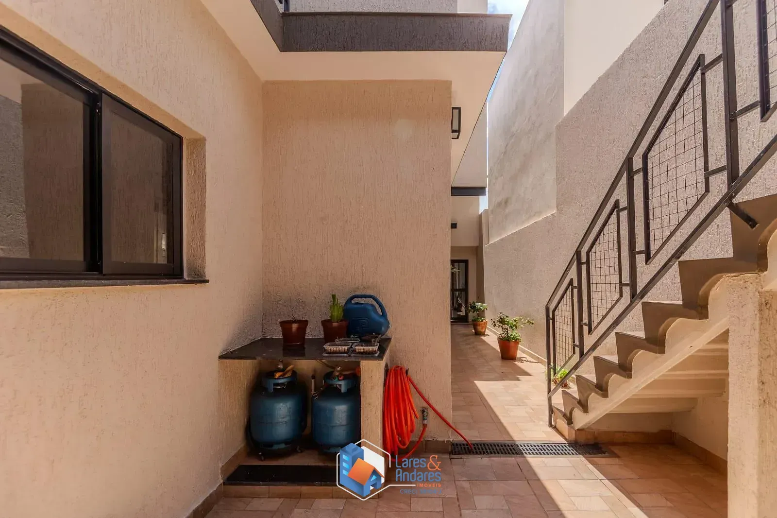 Imagem À VENDA, IMPERDÍVEL! SOBRADO REFORMADO NÃO GEMINADO COM 3 DORMS, SUÍTE, QUINTAL, ENERGIA SOLAR E EXCELENTE LOCALIZAÇÃO!