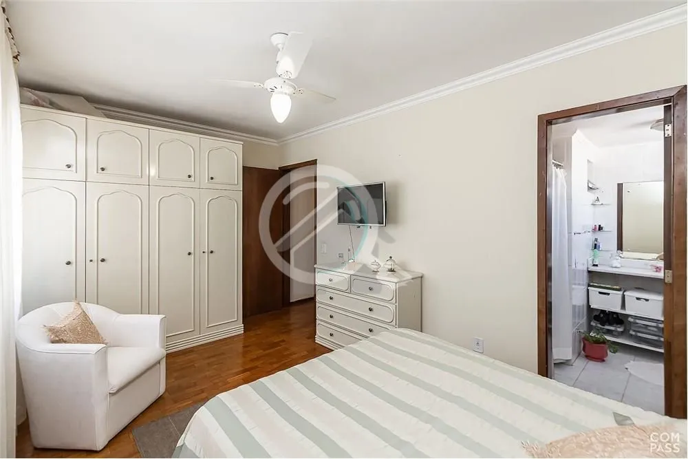 Imagem O apartamento localizado na Av. Getúlio Vargas, no bairro Menino Deus, é uma opção interessante ...