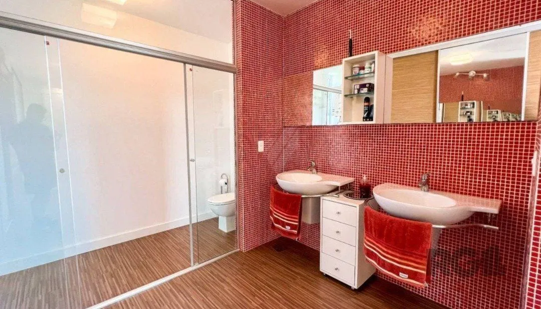 Imagem Casa à beira do lago na área central do condomínio com 4 suites