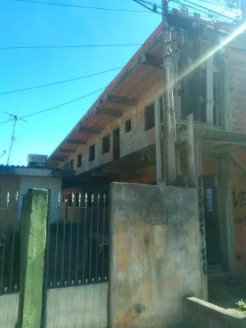 Imagem VENDA DE CASAS EM CONSTRUÇÃO NO MIRANTE, EM ARUJÁ/SP, são 06 casas com 03 cômodos cada e localização estratégica, ótimo para renda! CONSULTE-NOS.
