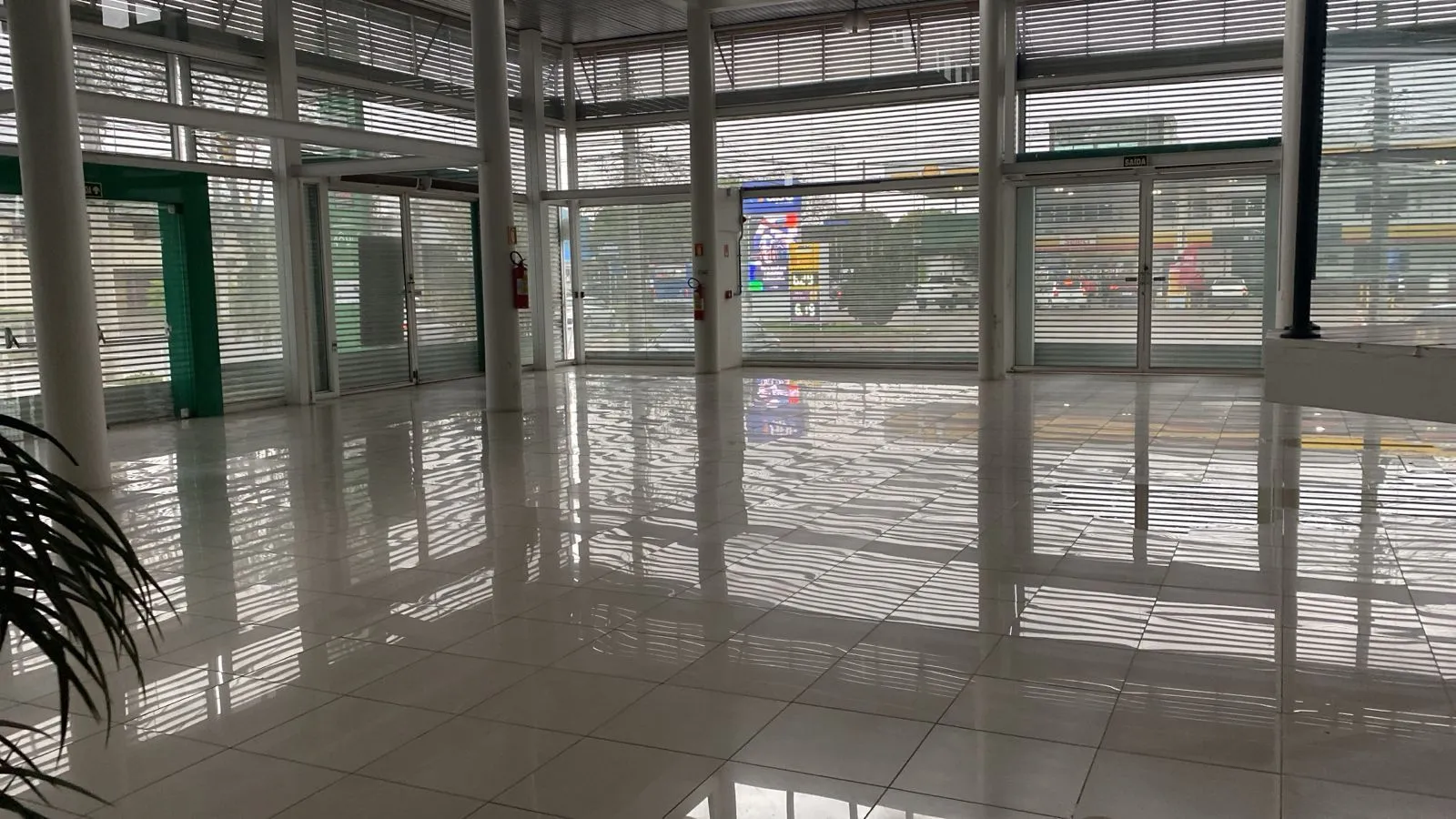 Imagem MÁFFER IMÓVEIS ALUGA LOJA / PRÉDIO COMERCIAL - AV. SERTÓRIO | PORTO ALEGRE/RS Área total: 1.200 m² Aluguel: R$ 48.000/mês Diferenciais do Imóvel Altíssima visibilidade Testada ampla com vitrine Fluxo intenso de veículos