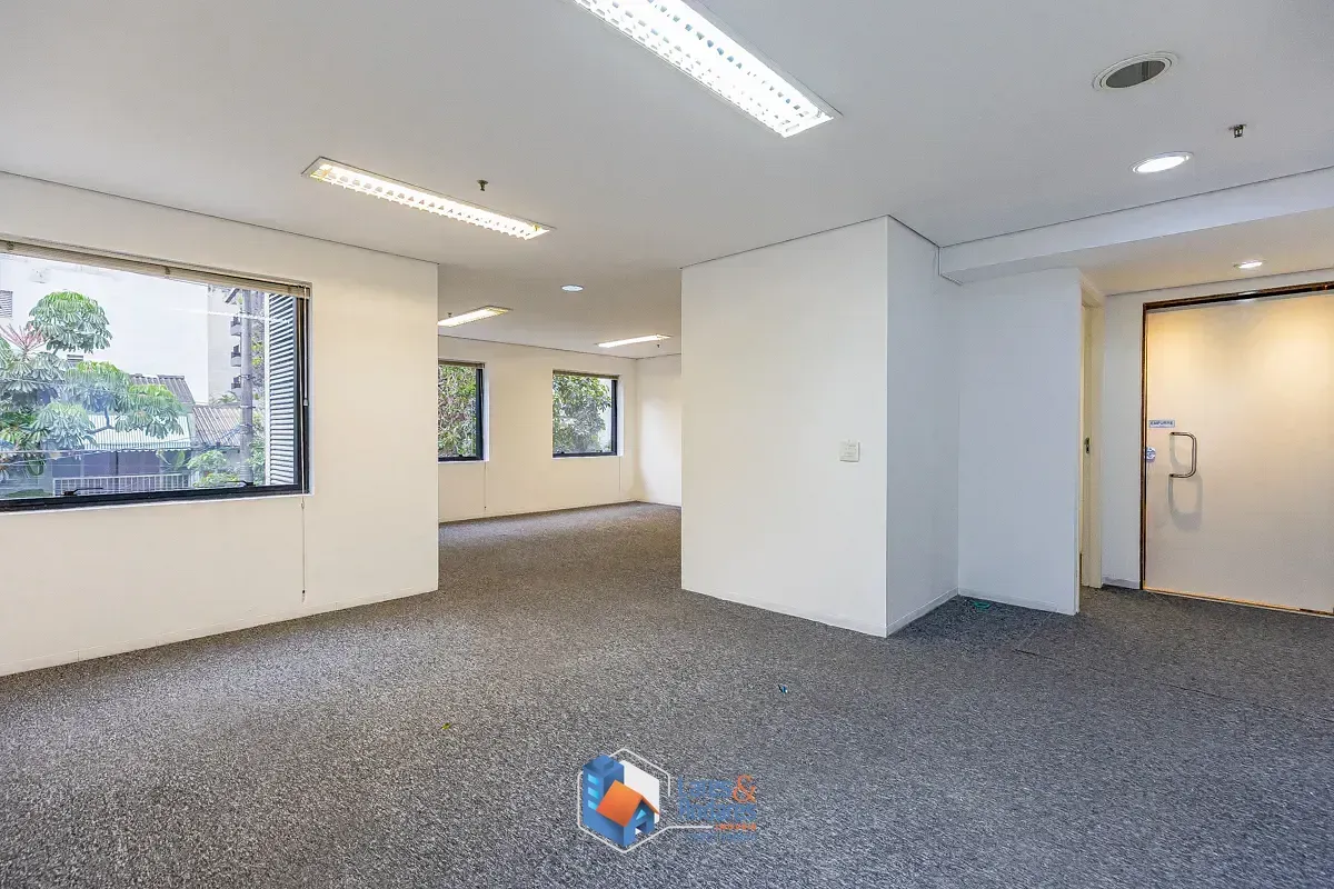 Imagem Conjunto comercial para venda em Cerqueira César, 90m²