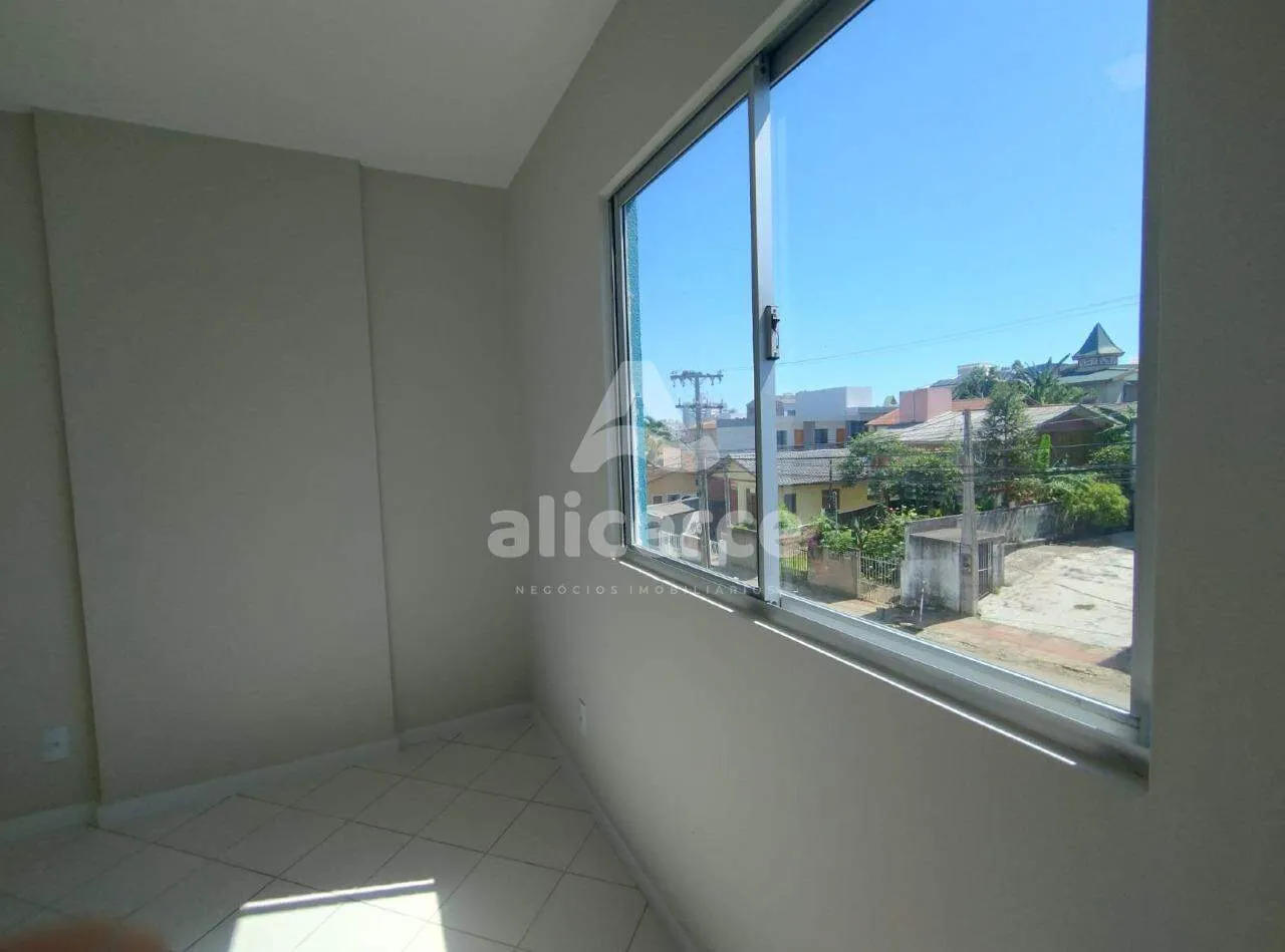 Imagem Apartamento recém reformado, 3 dorm. com suíte, sol da manhã e vista livre em Barreiros - São José - SC