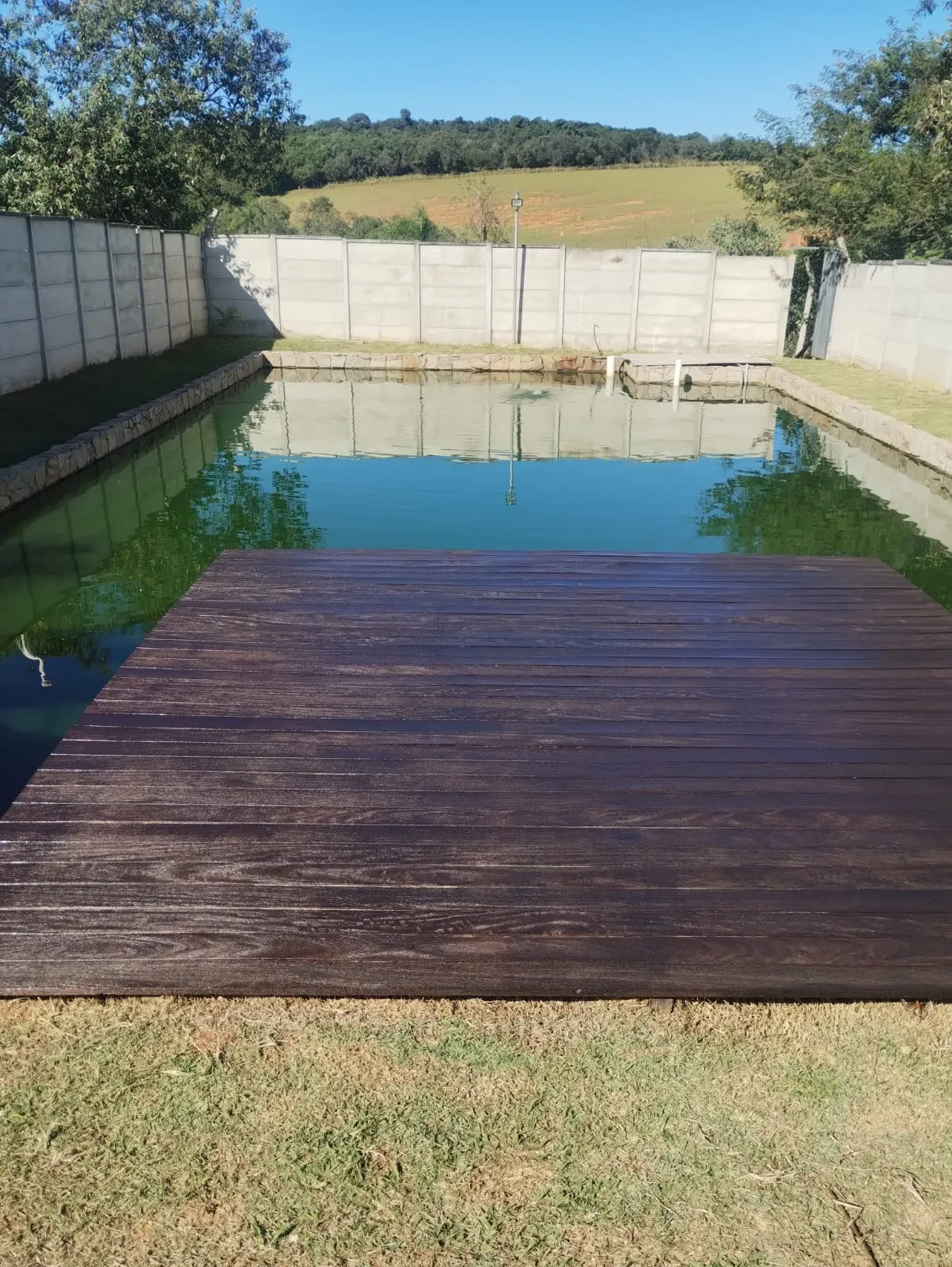 Imagem Chácara à venda em Araçoiaba da Serra-SP, bairro Cercado: 1 sala, 2 banheiros, 12 vagas de garagem, 100,00 m² de área.
