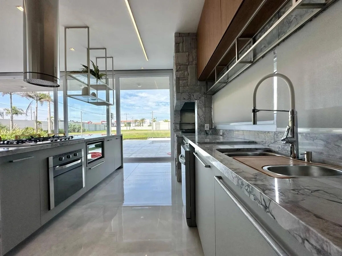Imagem Sobrado mobiliado e decorado com 05 suítes e piscina em concreto