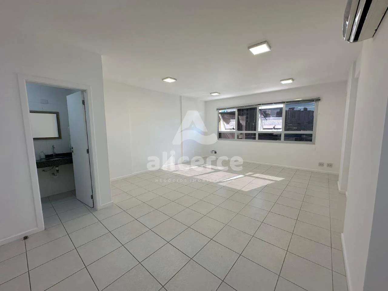 Imagem Sala Comercial com Vista Mar e Localização Privilegiada, no Bairro Estreito - Florianópolis/SC