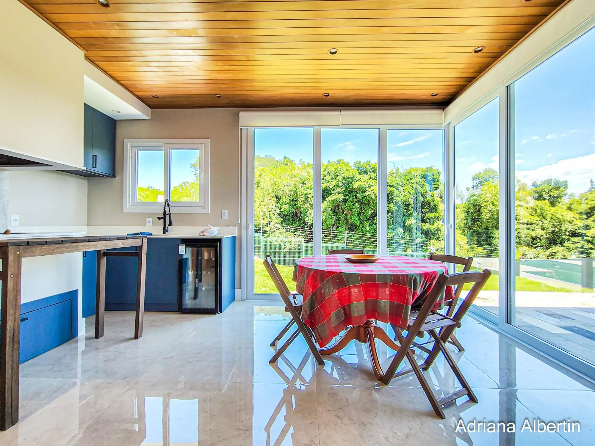Imagem Casa mobiliada em condomínio Alphaville com 4 suítes, área verde nos fundos e piscina