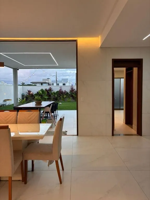 Imagem Casa de alto padrão no Alphaville com 5 suítes, espaço gourmet, home office, sala de TV e projeto moderno.