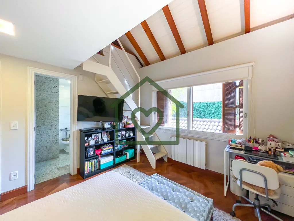 Imagem Esta belíssima residência de alto padrão oferece 4 suítes em 632m² de área privativa, elegante...