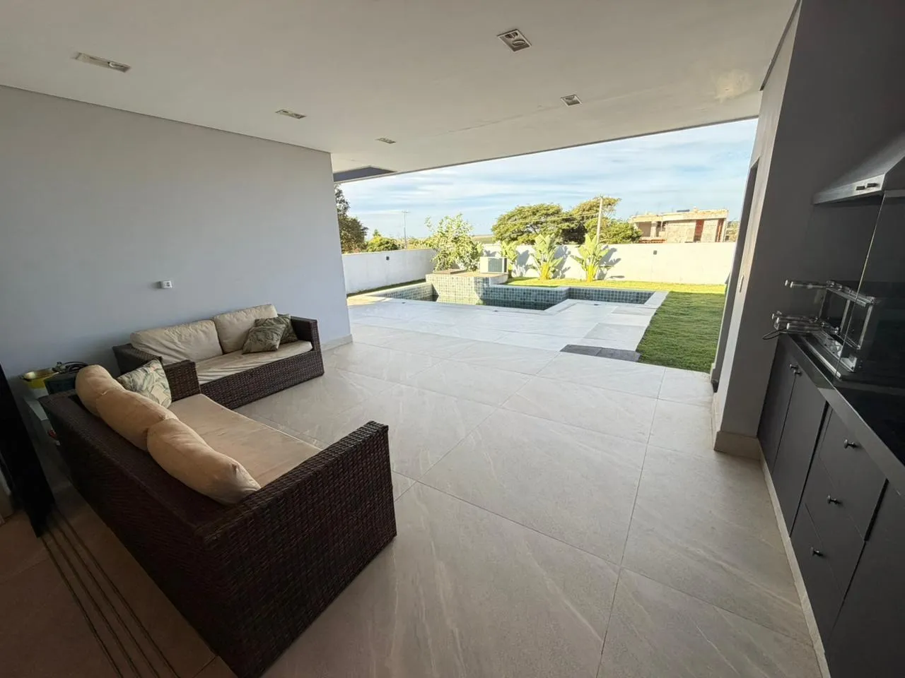 Imagem Casa mobiliada à venda no Riviera de Santa Cristina XIII, Setor Marina, com piscina e energia fotovoltaica