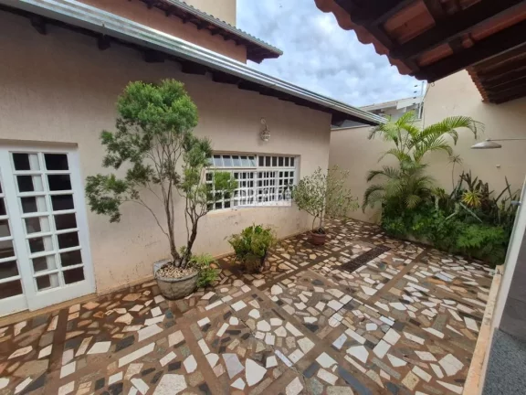 Imagem Casa à venda no Bairro Olinda, Uberaba com 6 dormitórios e suíte!