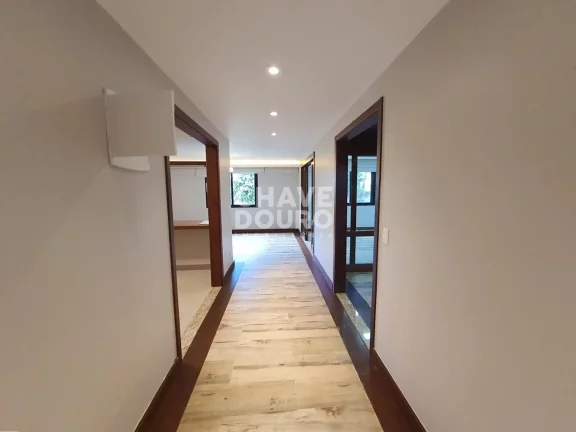 Imagem Casa em condomínio com 4 suítes em terreno plano no Comary!