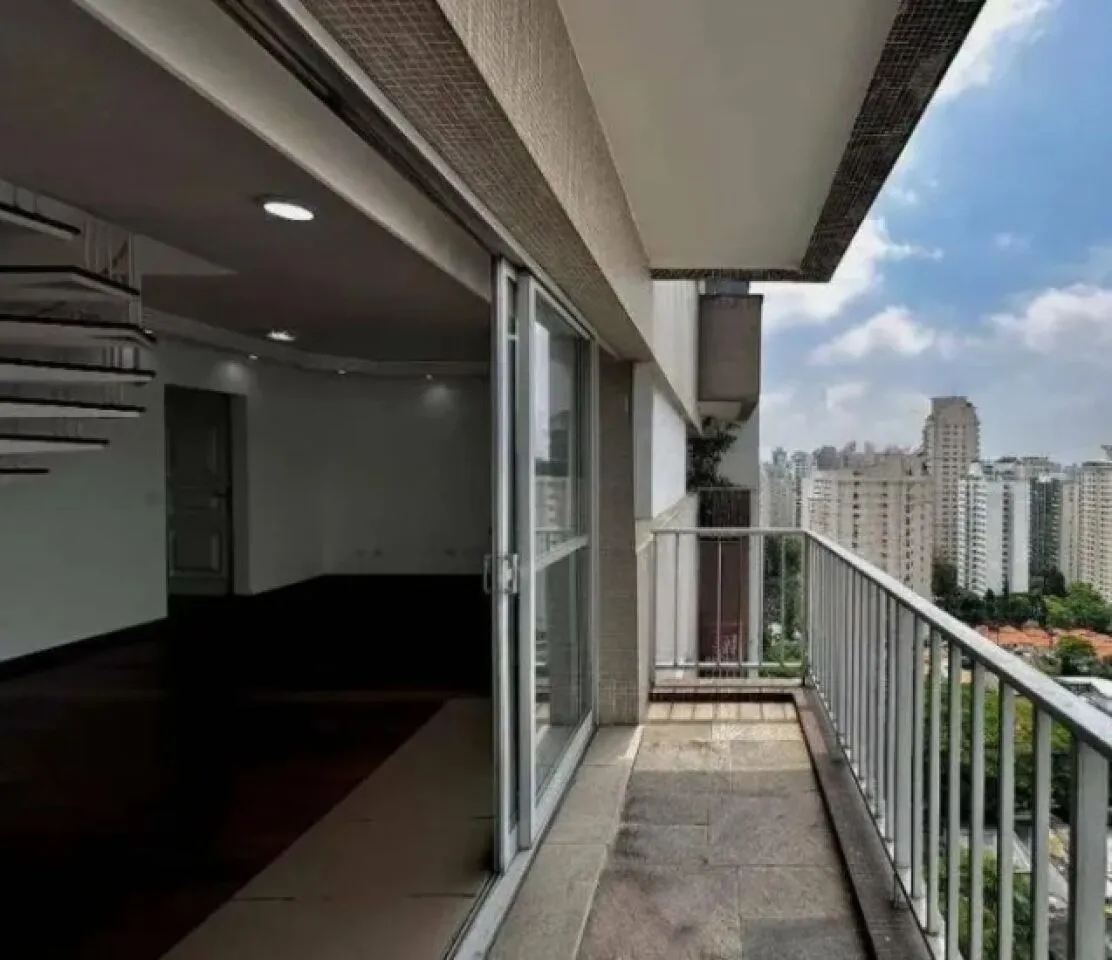 Imagem Cobertura Reformada com Vista Panorâmica, Piscina e 4 Dormitórios no Campo Belo.