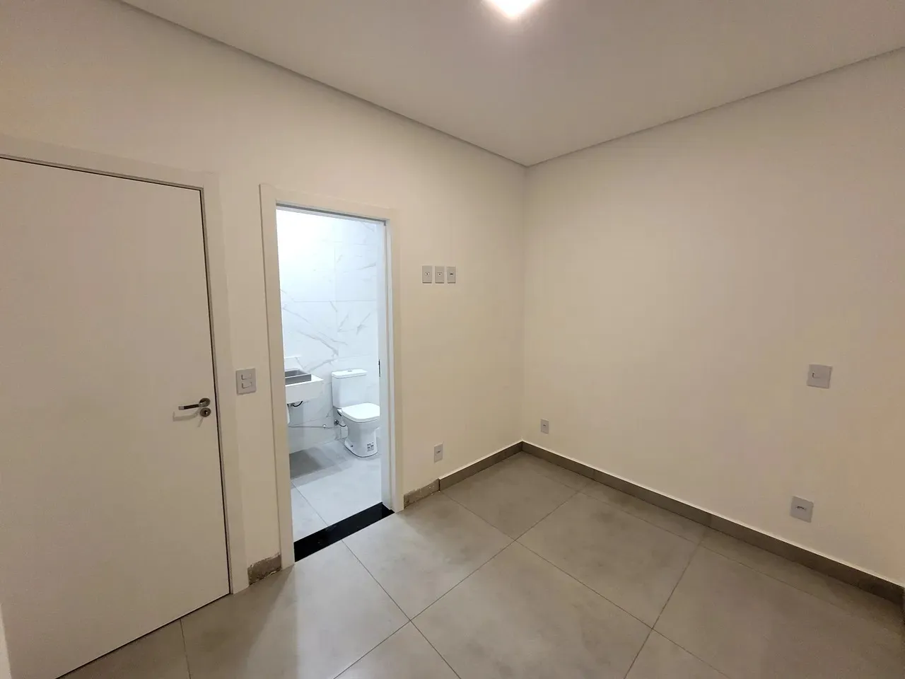 Imagem Casa em Condomínio de Luxo com 3 Suítes em Cajuru do Sul, Sorocaba-SP: 122m², 3 Quartos, 1 Sala e 2 Vagas de Garagem!