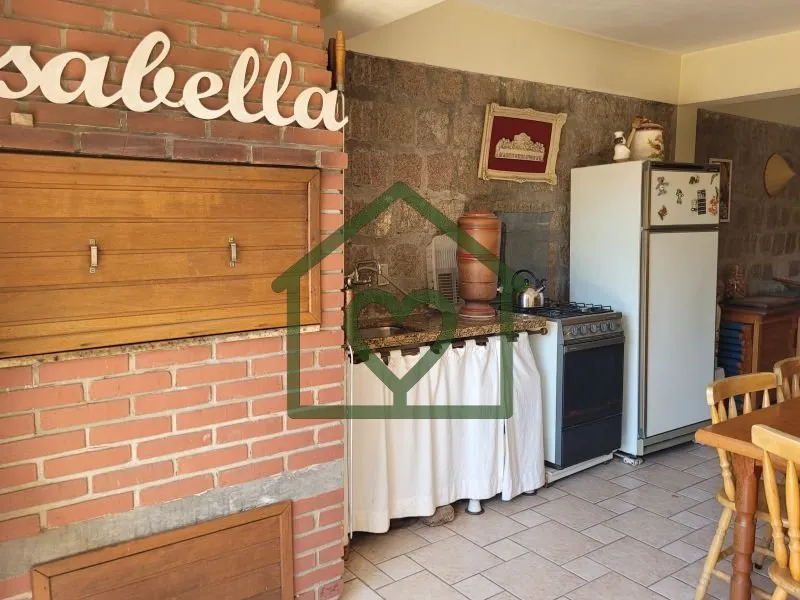 Imagem Casa estilo " tradicional", sólida, construída p/ morar e ter muita história, como disse o propri...