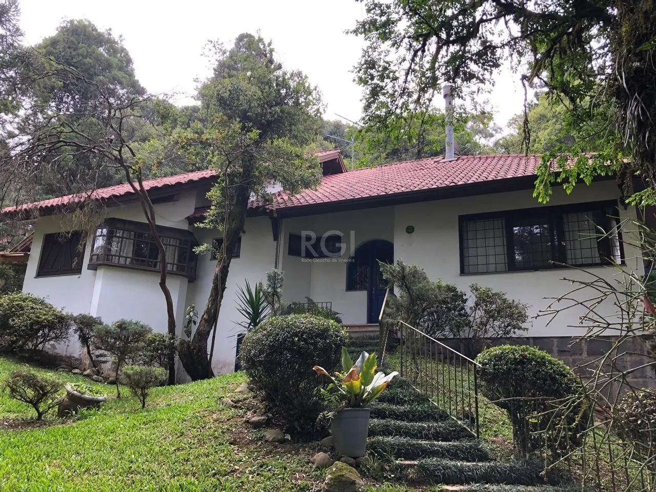 Imagem Sobrado para Venda - 295.24m², 3 dormitórios, sendo 3 suites, 2 vagas - Canela