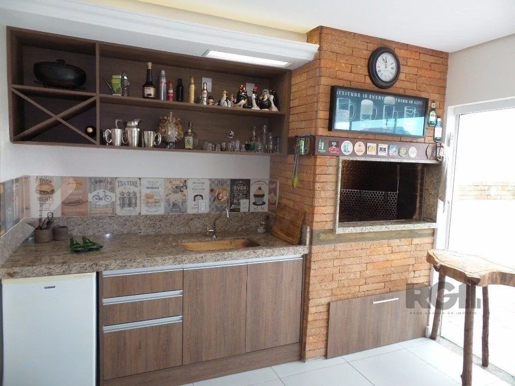 Imagem Excelente casa em condomínio com 3 dormitórios e 4 vagas.