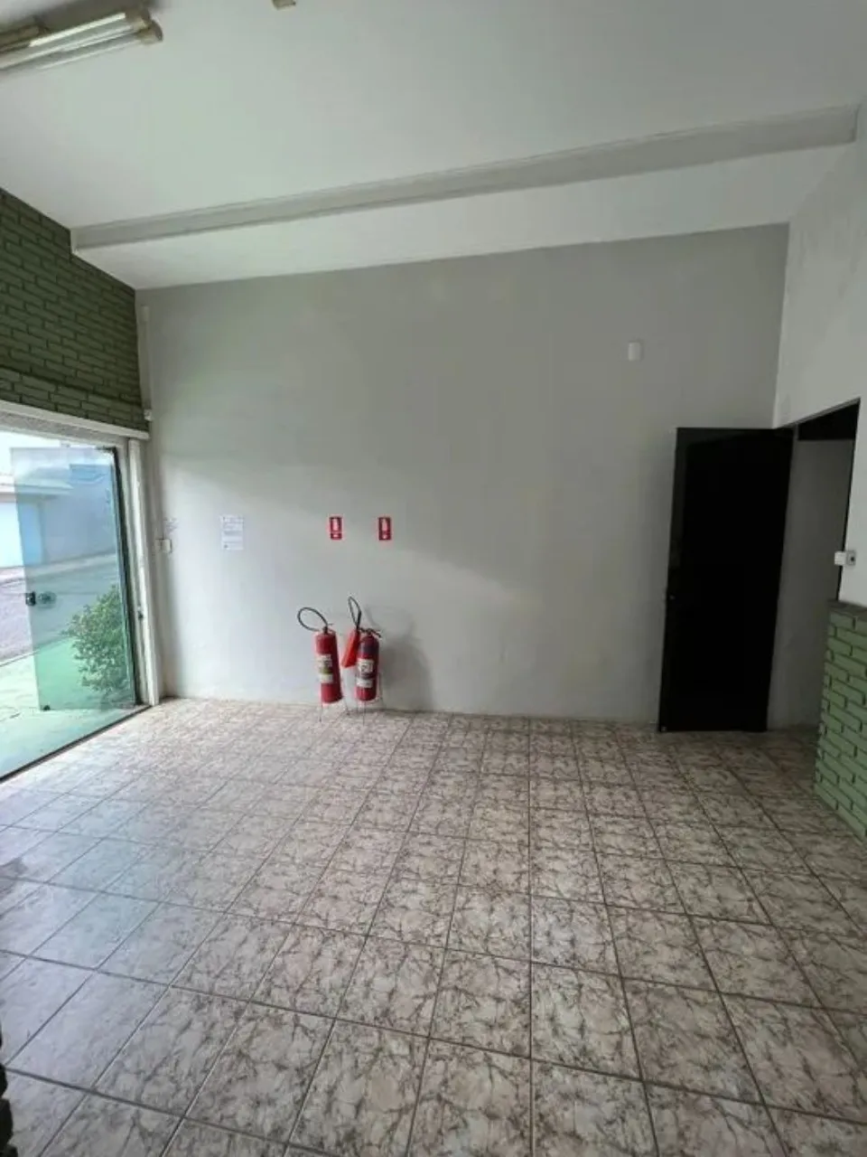 Imagem Salão Comercial à Venda em Sorocaba-SP: 3 Salas, 2 Banheiros, 279m² no Jardim do Sol!