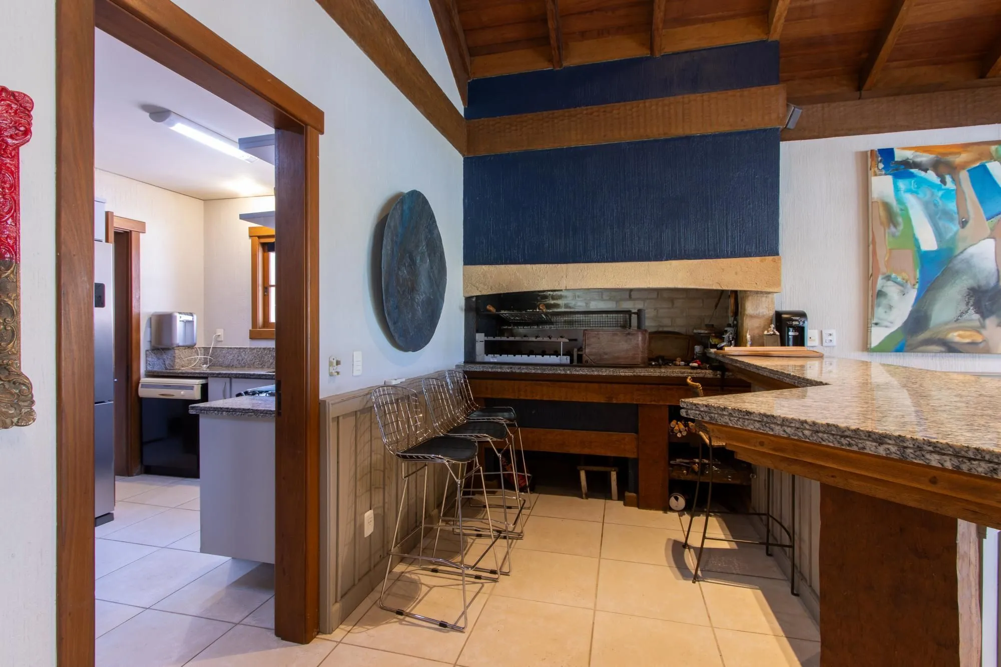 Imagem Casa à venda no Terra Ville com 6 dormitórios e fundo para o lago.
