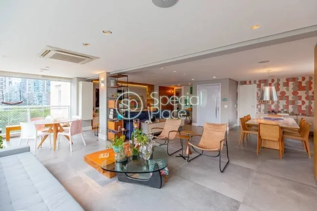 Imagem Totalmente reformado, apto com 201m² com planta versátil e super bem localizado. Amplo living com ...
