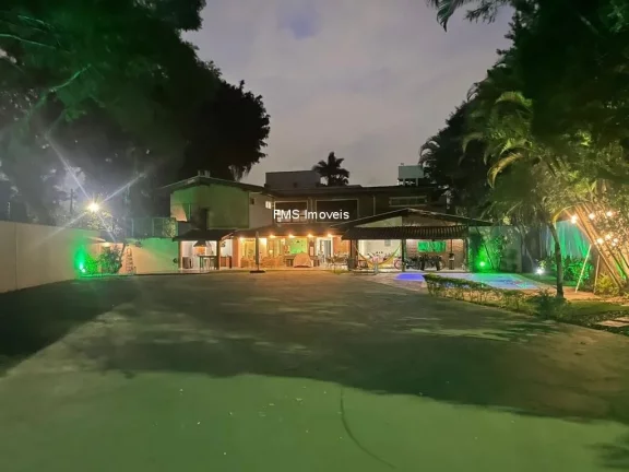 Foto do imóvel Casa de luxo à venda em São Paulo-SP, 4 quartos, 2 suítes, 3 salas, 5 banheiros, 6 vagas, 490m² no Alto de Pinheiros.