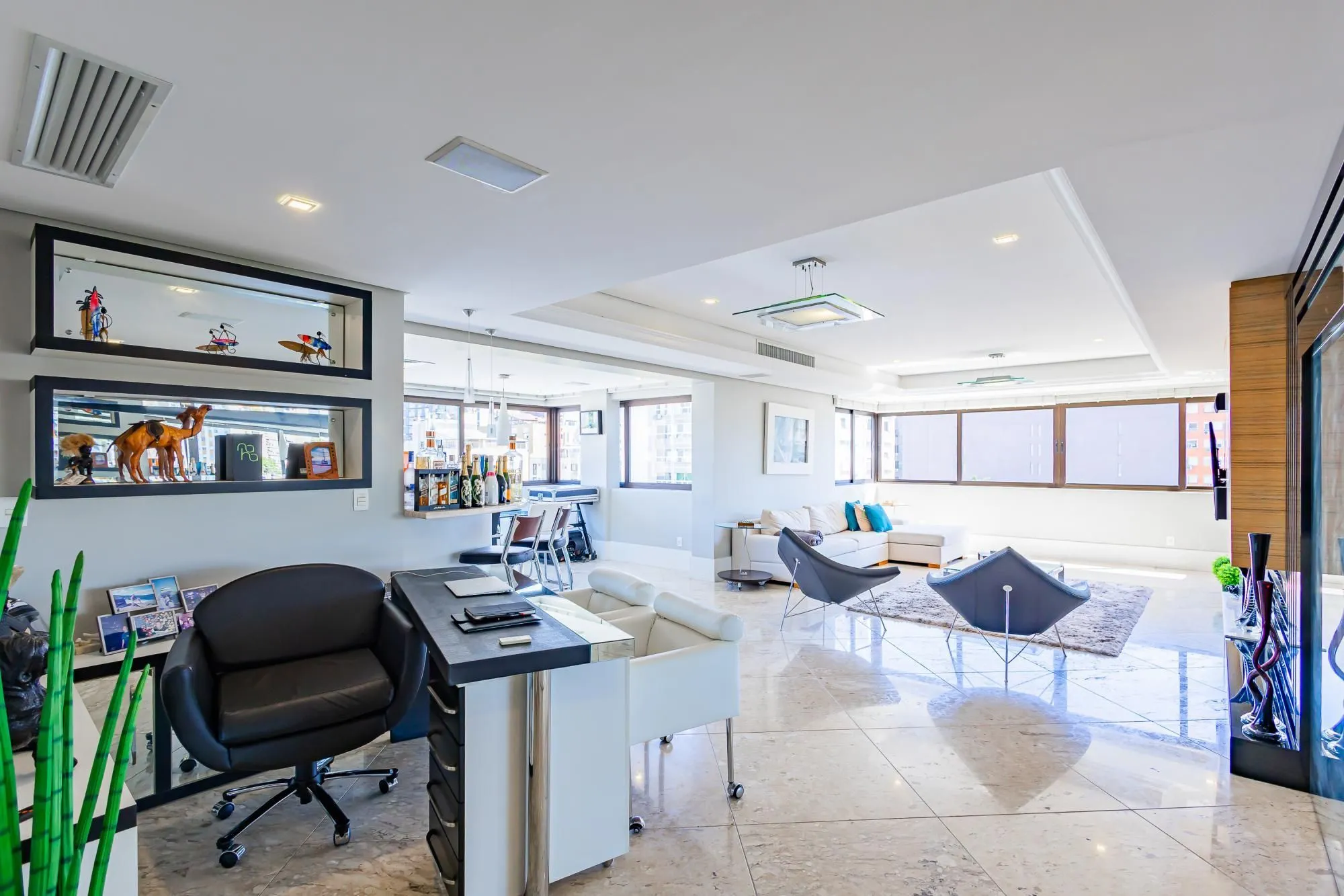 Imagem Espetacular apartamento 3 suítes 3 vagas com infra completa no Moinhos de Vento