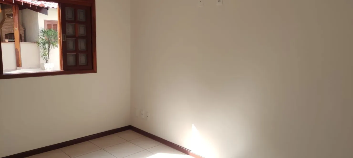 Imagem Casa Estilo Clássico com 3 Quartos, Piscina, Área Gourmet, 4 Vagas e Excelente Localização Próxima ao Centro