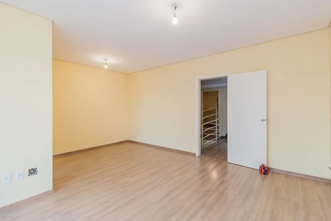 Imagem Casa com 3 dormitórios, suíte, lavabo e amplo pátio.
