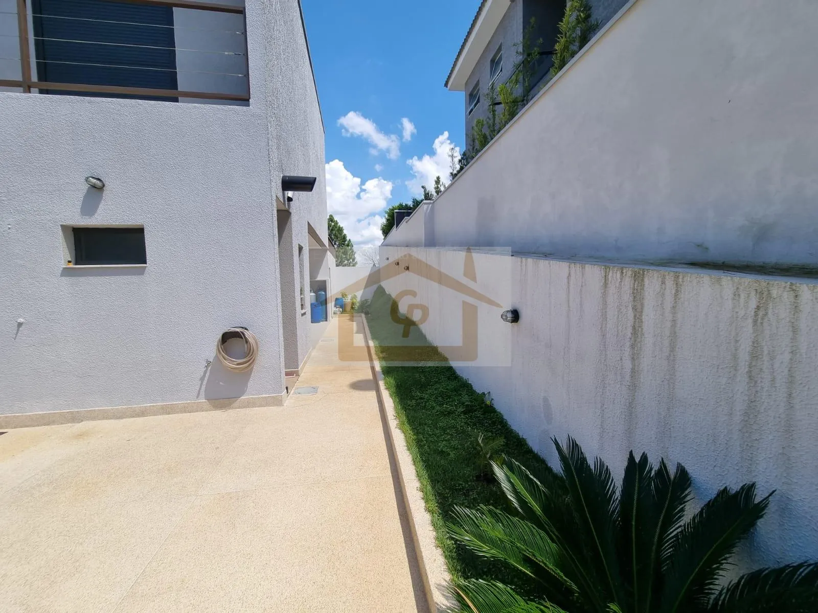 Imagem Casa com 4 quartos sendo 3 suítes, 6 vagas, Segurança e Conforto!!!
