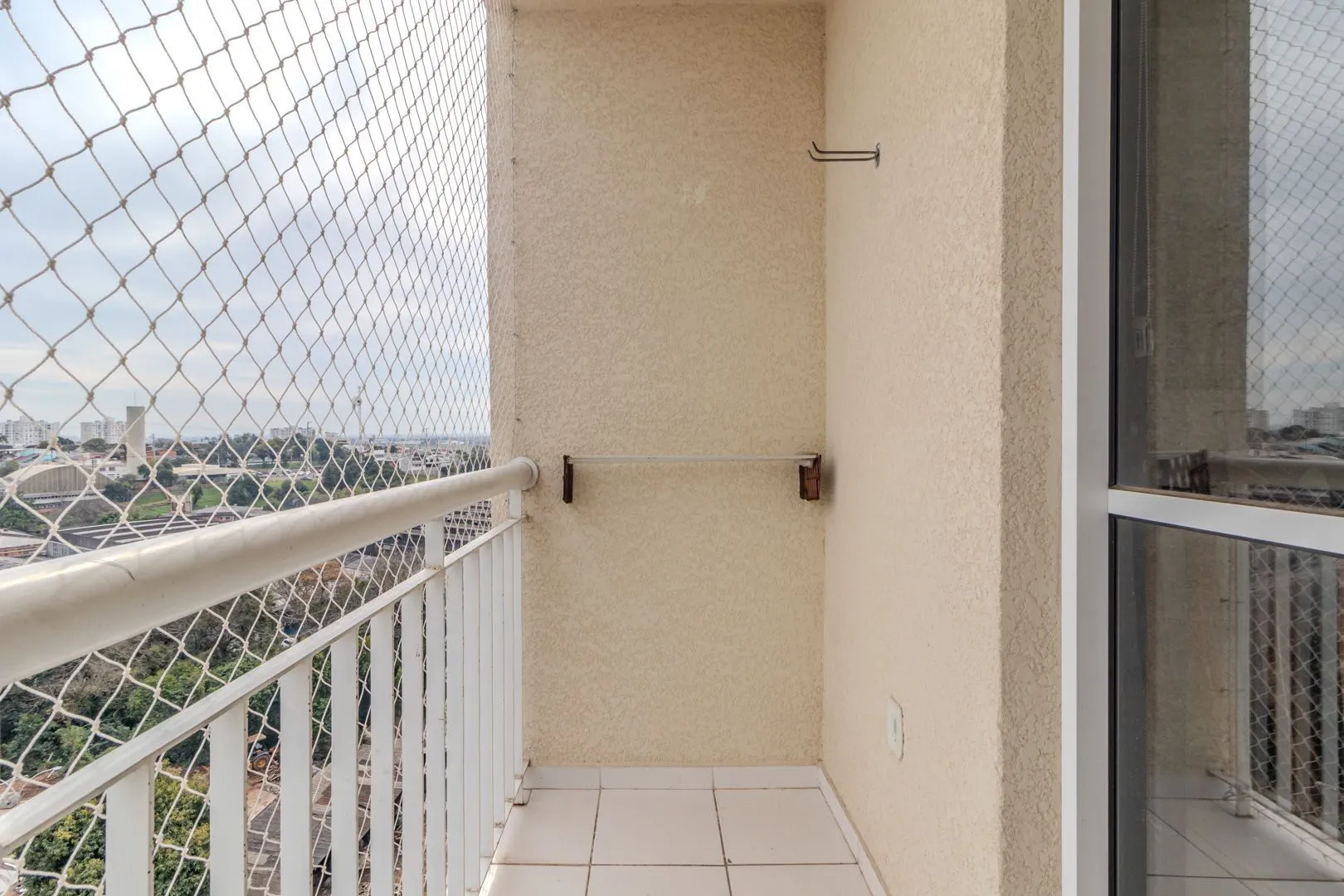 Imagem MÁFFER IMÓVEIS ALUGA LINDO APARTAMENTO 2 DORMITÓRIOS MOBILIADO COM GARAGEM NA AV. ASSIS BRASIL, PRÓXIMO AO SHOPPING LINDÓIA