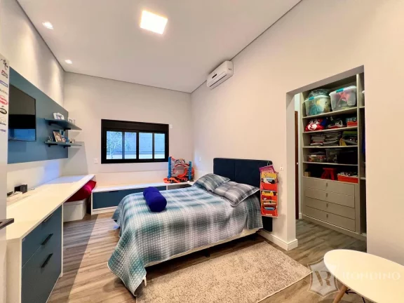 Imagem Casa t?(C)rrea em condomínio moderna com 03 suítes, escritório e cinema.