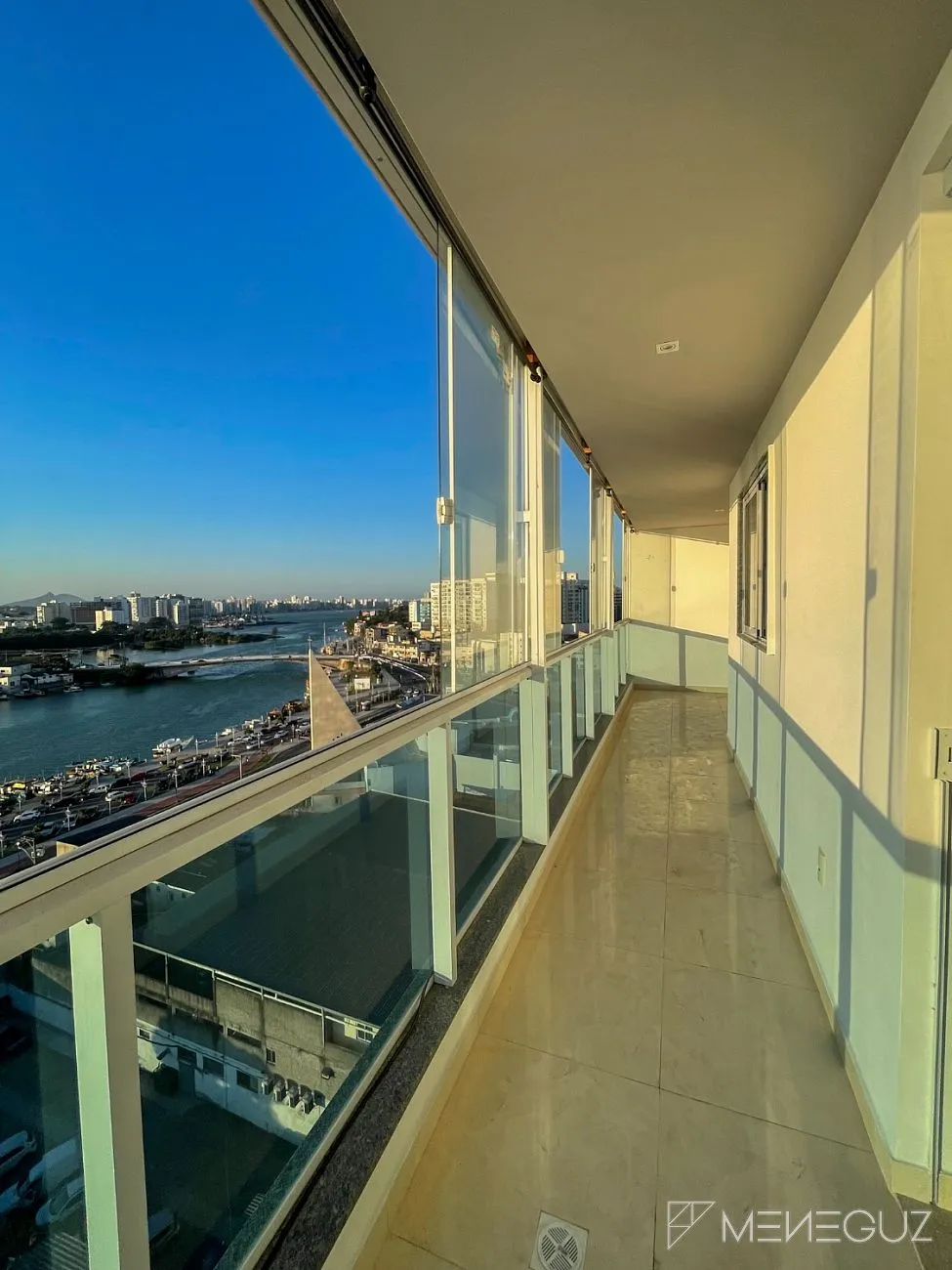 Imagem Apartamento de 2 quartos, com duas vagas de garagem, no centro de Guarapari com vista para o canal - Parcelamento em 60 meses!