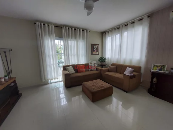 Imagem Casa com 6 Quartos e 5 banheiros à Venda, 212 m² por R$ 1.500.000