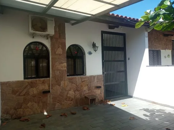 Foto do imóvel Casa, 3 dormitorios sendo 2 suites, sala e cozinha em espaço integrado, cozinha com movéis planejados, espaço gourmet com churrasqueira, 70 metros da praia. Orla da Praia com coclivia playground e monitoramento. Agende sua visita! WhatssApp (13) 99154-395 em RUA BENTO TEIXEIRA