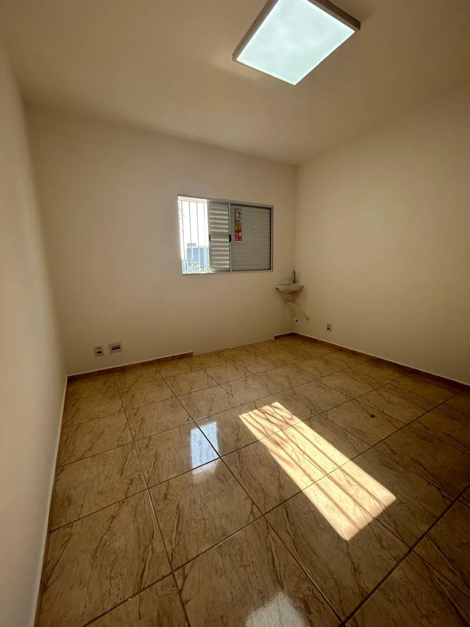 Imagem Residência Espaçosa e Moderna no Jardim Vergueiro: Três Quartos, Suíte e Ampla Área Externa