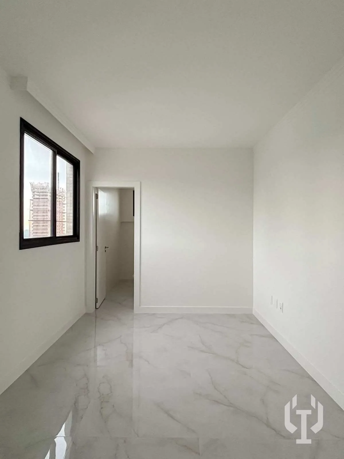 Imagem Apartamento de 3 suítes e 3 vagas de garagem em Meia Praia