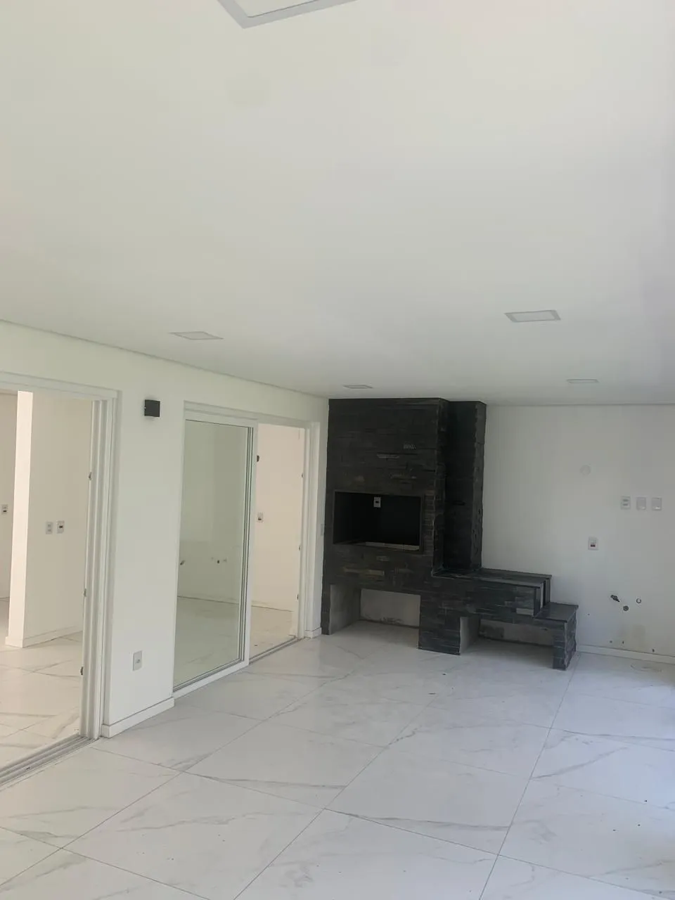 Imagem Casa com 3 dormitórios e suíte à Venda no Bairro Medianeira - Porto Alegre/RS