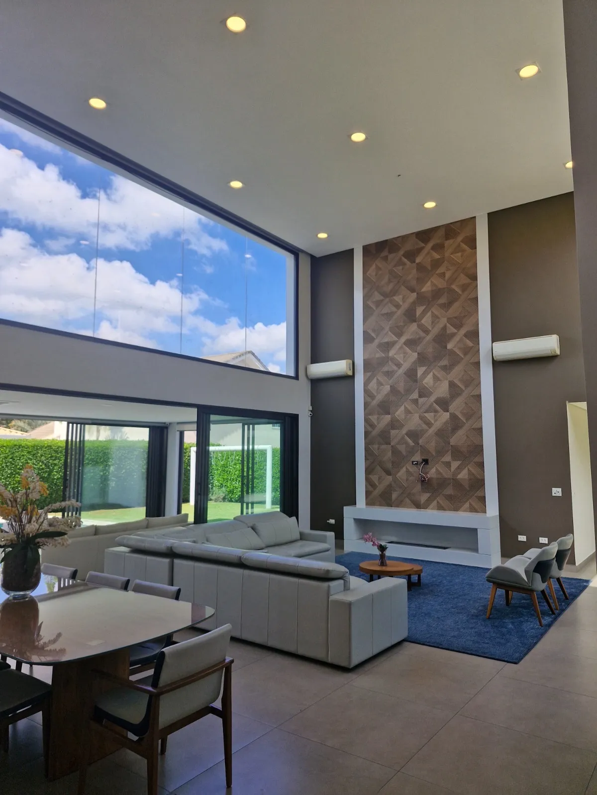 Imagem Casa de alto padrão para locação no Lago Azul Golf Club, Araçoiaba da Serra, com 4 suítes, piscina aquecida e 465 m²