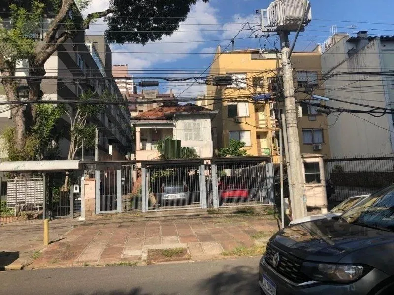 Imagem Terreno amplo com 8,80m²x63,50m² de área total, excelente localização no Bairro Petrópolis