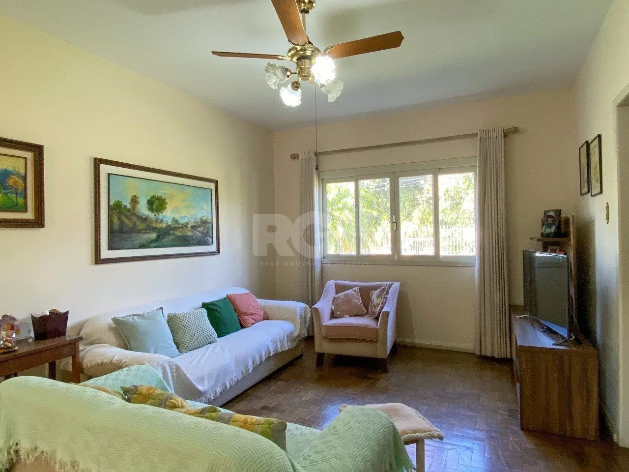 Imagem Casa com 4 dormitórios, no bairro Nossa Senhora das Graças em Canoas/RS