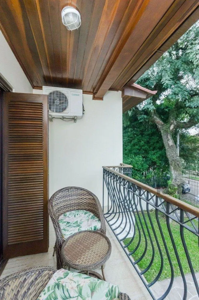 Imagem Excelente casa de 379m² com 3 dormitórios, piscina e 4 vagas.
