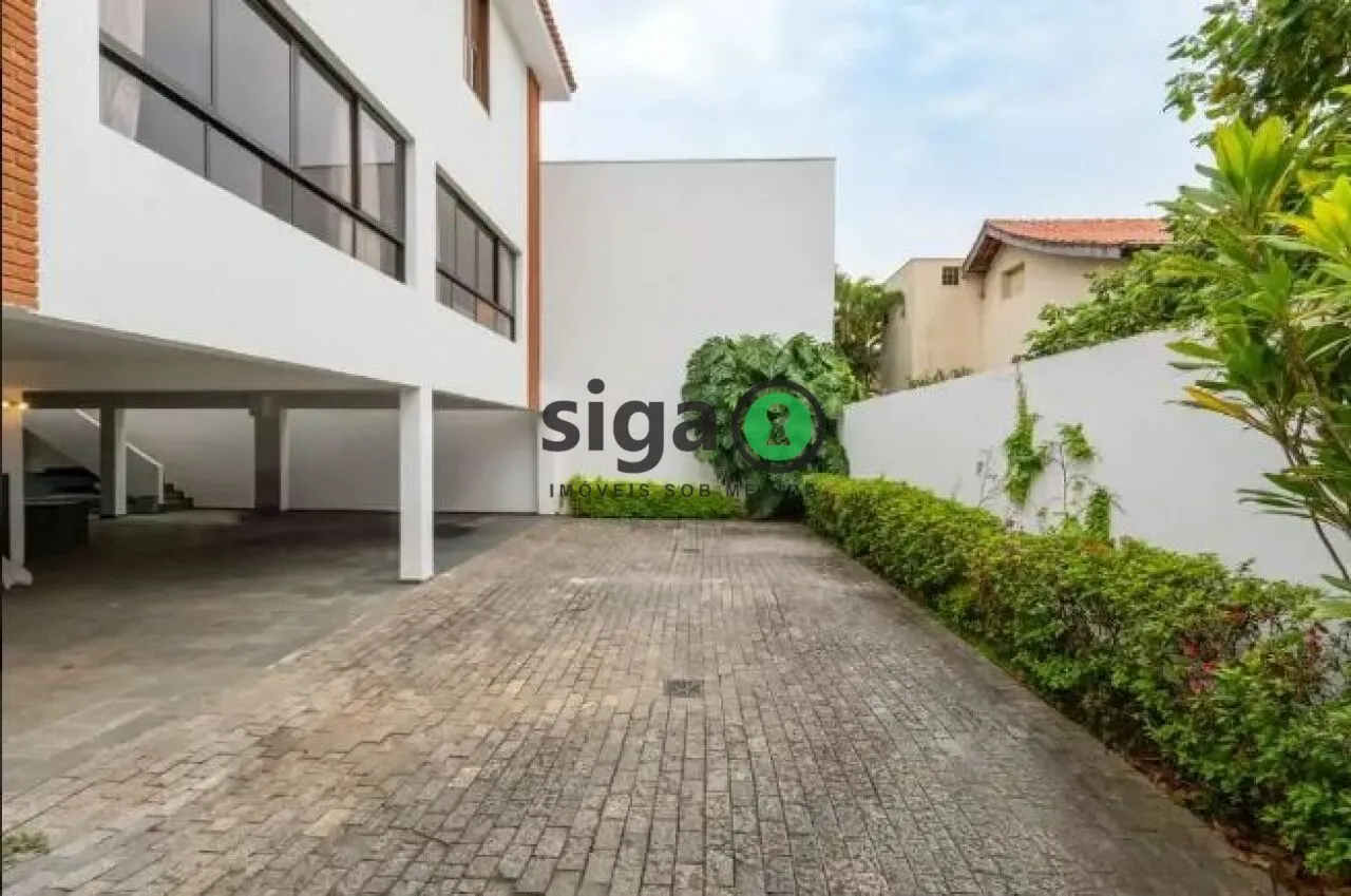 Imagem Casa Alto Padrão no Real Parque de 4 Quartos com 8 Vagas - 450m² à Venda.