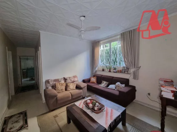 Imagem Casa com 5 dormitórios e pátio próximo à Redenção