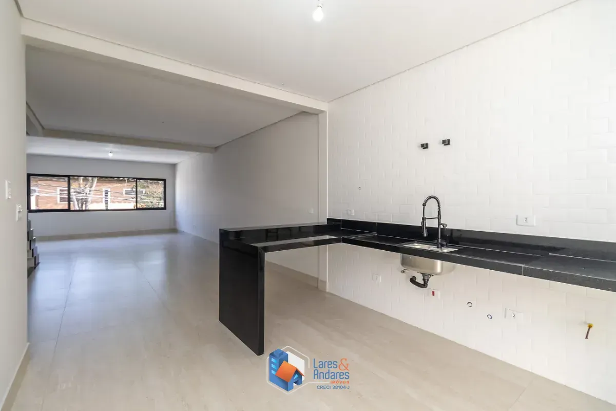 Imagem Sobrado para venda em Parque São Domingos com 3 quartos, sendo 3 suítes, 208m²