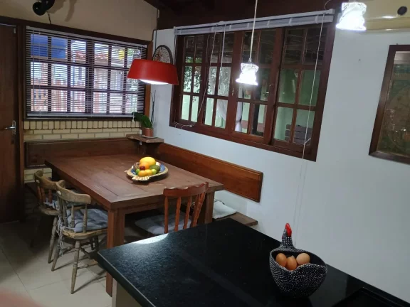 Imagem Espaçosa casa em Garopaba-SC: 3 dormitórios, suíte, jardim e documentação completa.