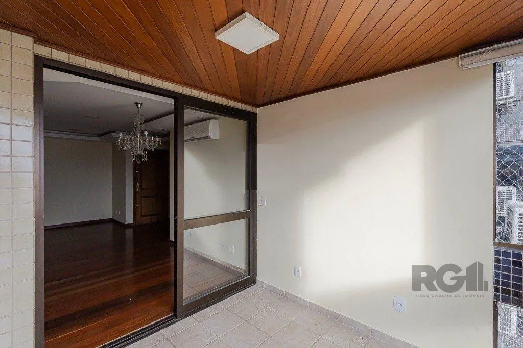 Imagem Vende-se excelente apartamento 3 quartos c/ suíte, 2 vagas, living com lareira, sacada e churrasqueira - 97m² - Auxiliadora