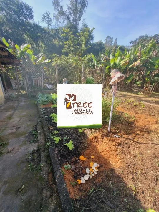 Imagem VENDA DE CASAS TÉRREAS NA VILA ORLANDA, EM SANTA ISABEL/SP, 500m² com quarto, banheiro, sala de estar, cozinha americana e fogão a lenha. CONSULTE-NOS