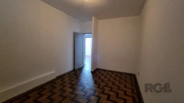 Imagem Casa /Sobrado com apartamento e loja, estacionamento, a venda no Bairro Jardim Itu. Lojão embaixo com dois banheiros e divisórias,