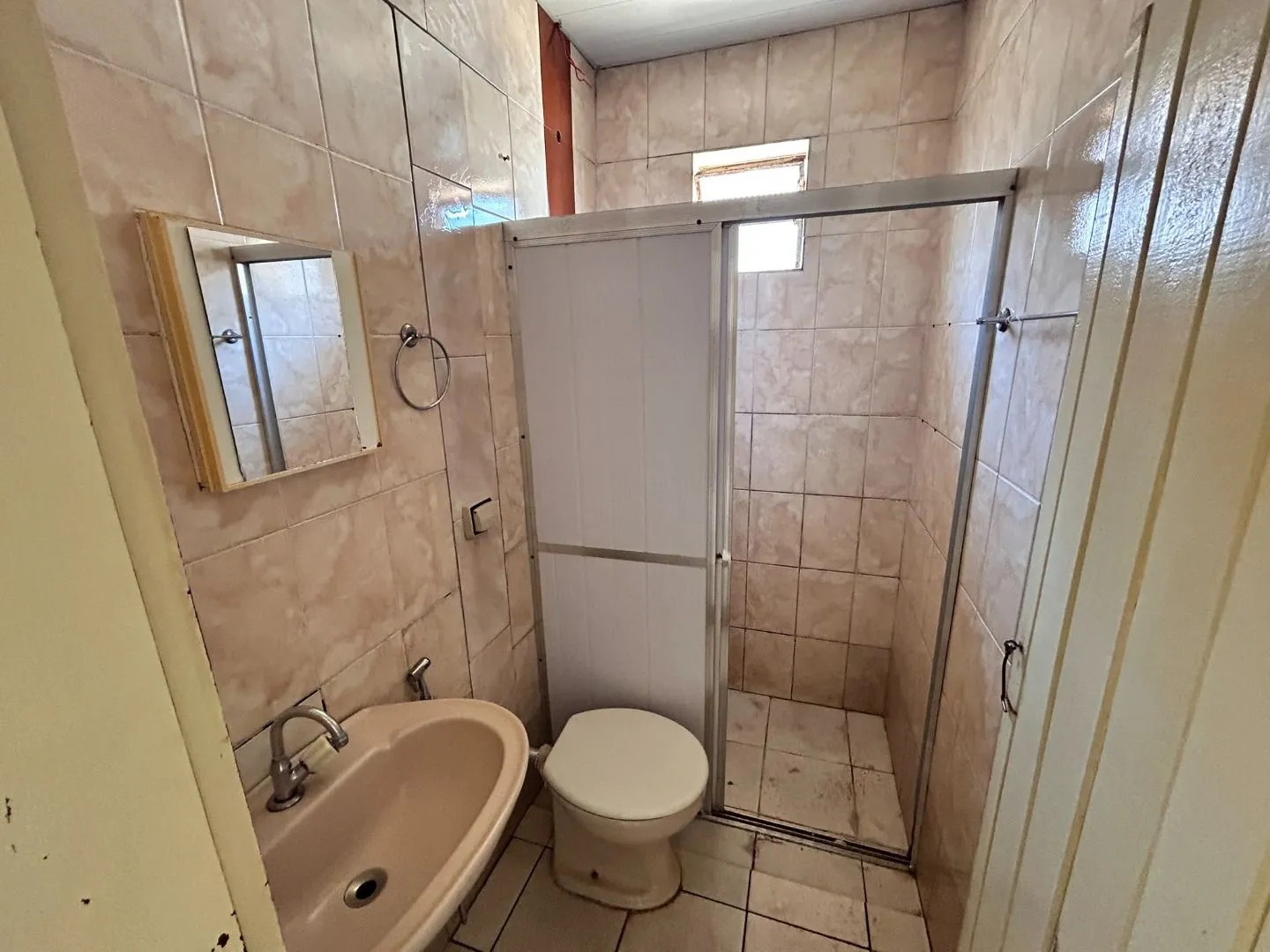 Imagem Casa com 2 dormitórios para alugar, 100 m² por R$ 1.300,00/mês - Boa Vista - Patos de Minas/MG